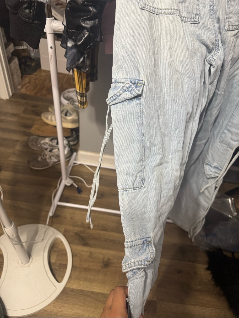 No Boundaries Light Blue Wide-Leg Cargo Jeans with Tie Details - Picture 4 of 5